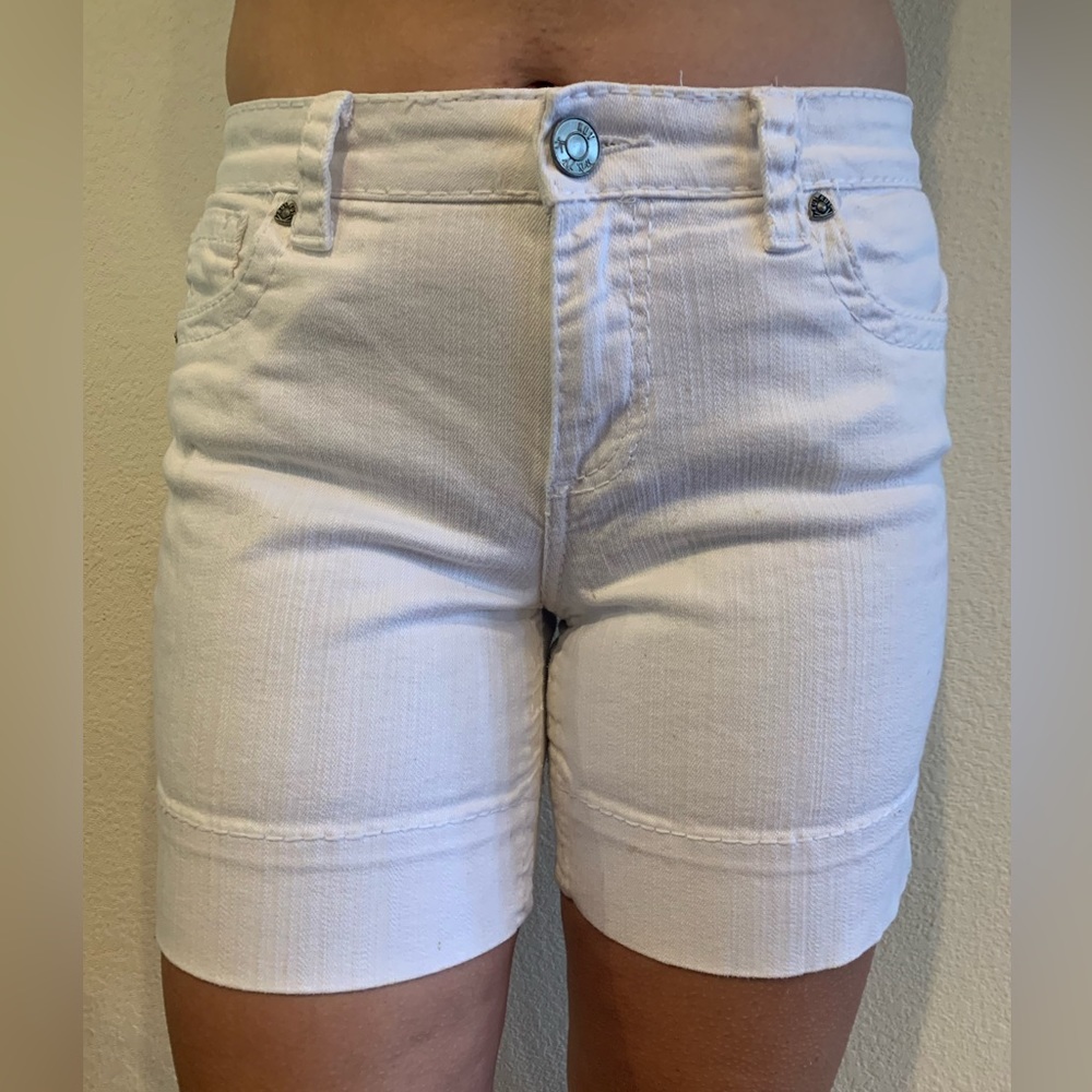 Kut from the Kloth Denim Shorts size 10 Mid Rise White 5 Pocket Y2K Top Stitch